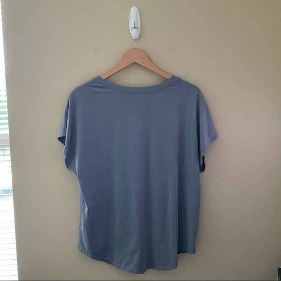 Women’s Fabletics Gray Short Sleeve Workout Athletic Tee Size Large - Picture 3 of 5